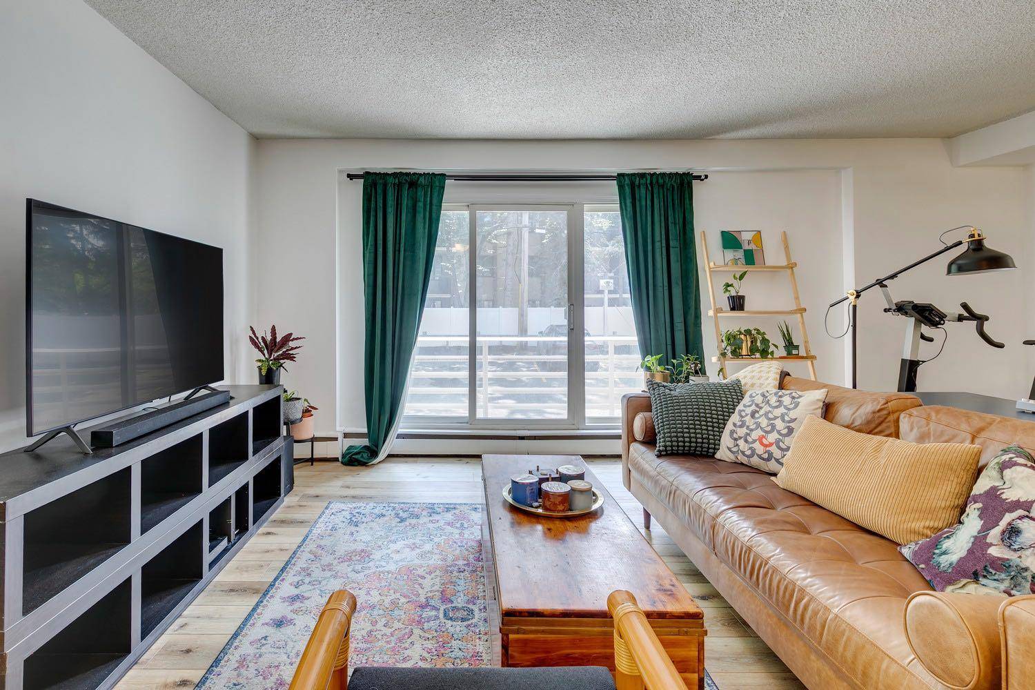Calgary, AB T2S 0L2,215 25 AVE Southwest #204