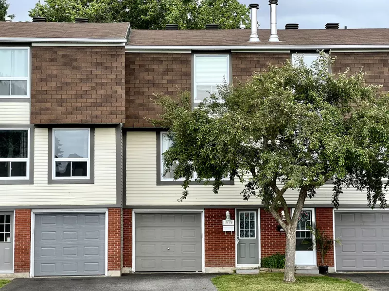 1959 Greenway Park LN, Blackburn Hamlet, ON K1B 5A9