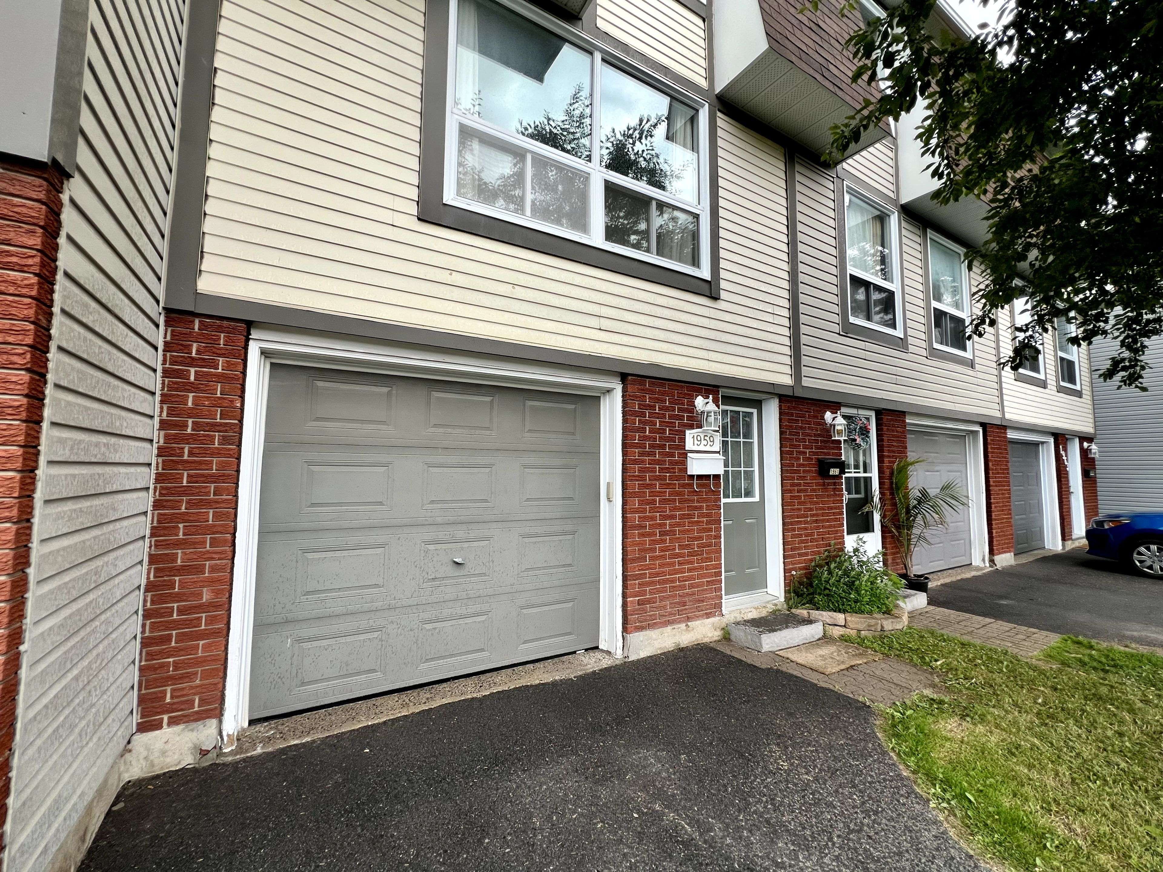 Blackburn Hamlet, ON K1B 5A9,1959 Greenway Park LN