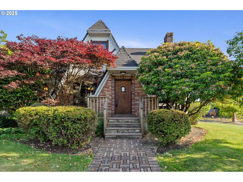 1703 4TH ST, Tillamook, OR 97141