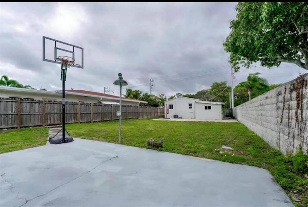 Oakland Park, FL 33334,719 NE 38th St
