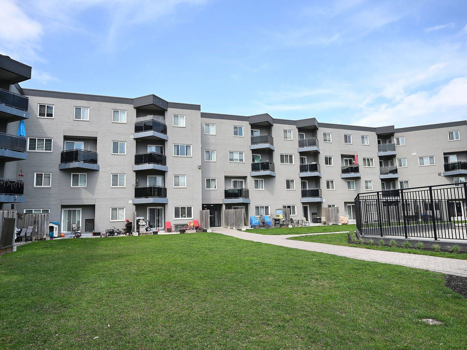 Mississauga, ON L5J 4H8,2001 Bonnymede DR #22