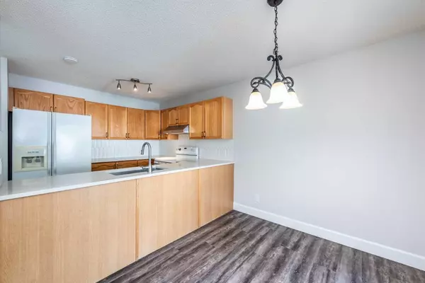 Calgary, AB T2B 3E4,783 Erin Woods DR SE