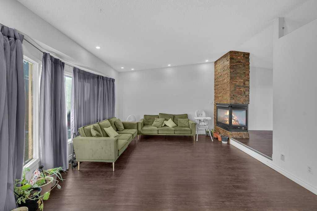 Calgary, AB T3J 1X4,64 Castledale CRES NE