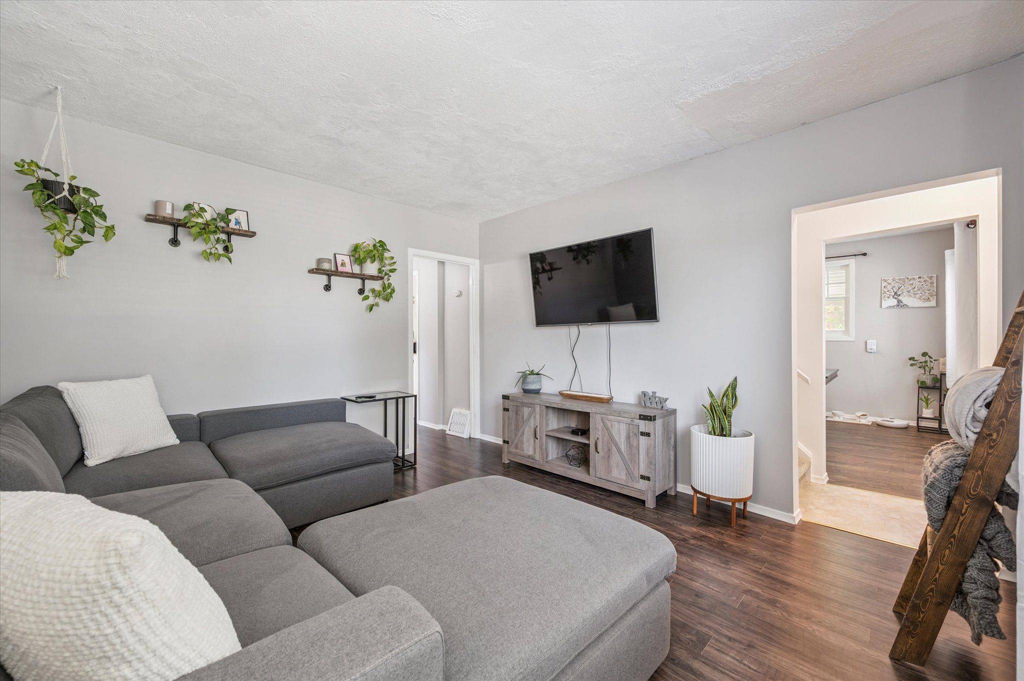 Guelph, ON N1H 1R7,135 Division ST