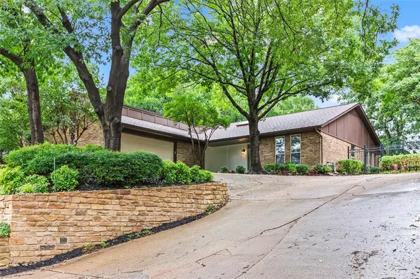 2705 Woodshire Drive, Arlington, TX 76016