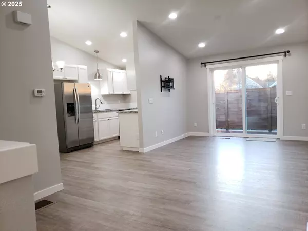 Newberg, OR 97132,607 W 1ST ST