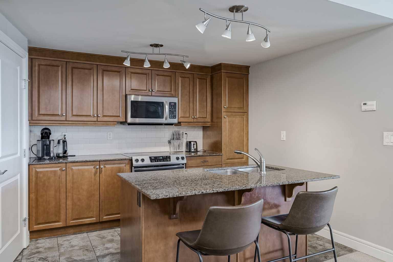 Calgary, AB T2P 0C3,910 5 AVE SW #1402