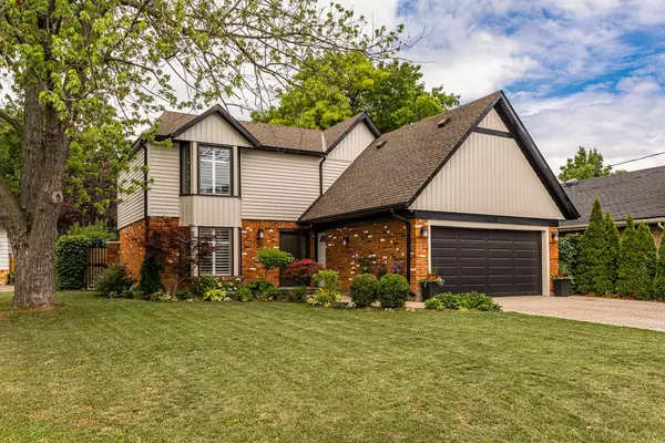 32 Galbraith DR, Hamilton, ON L8G 1Z8