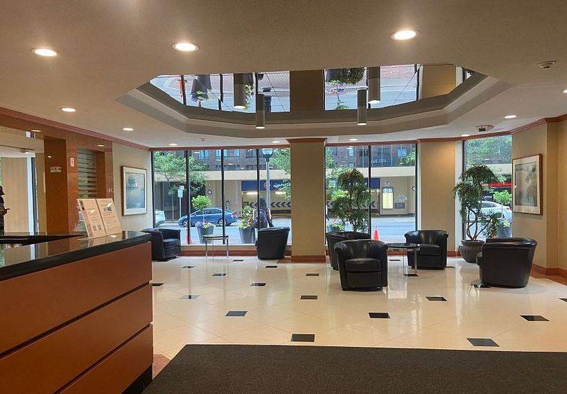 Toronto C01, ON M5G 2G4,633 Bay ST #1711