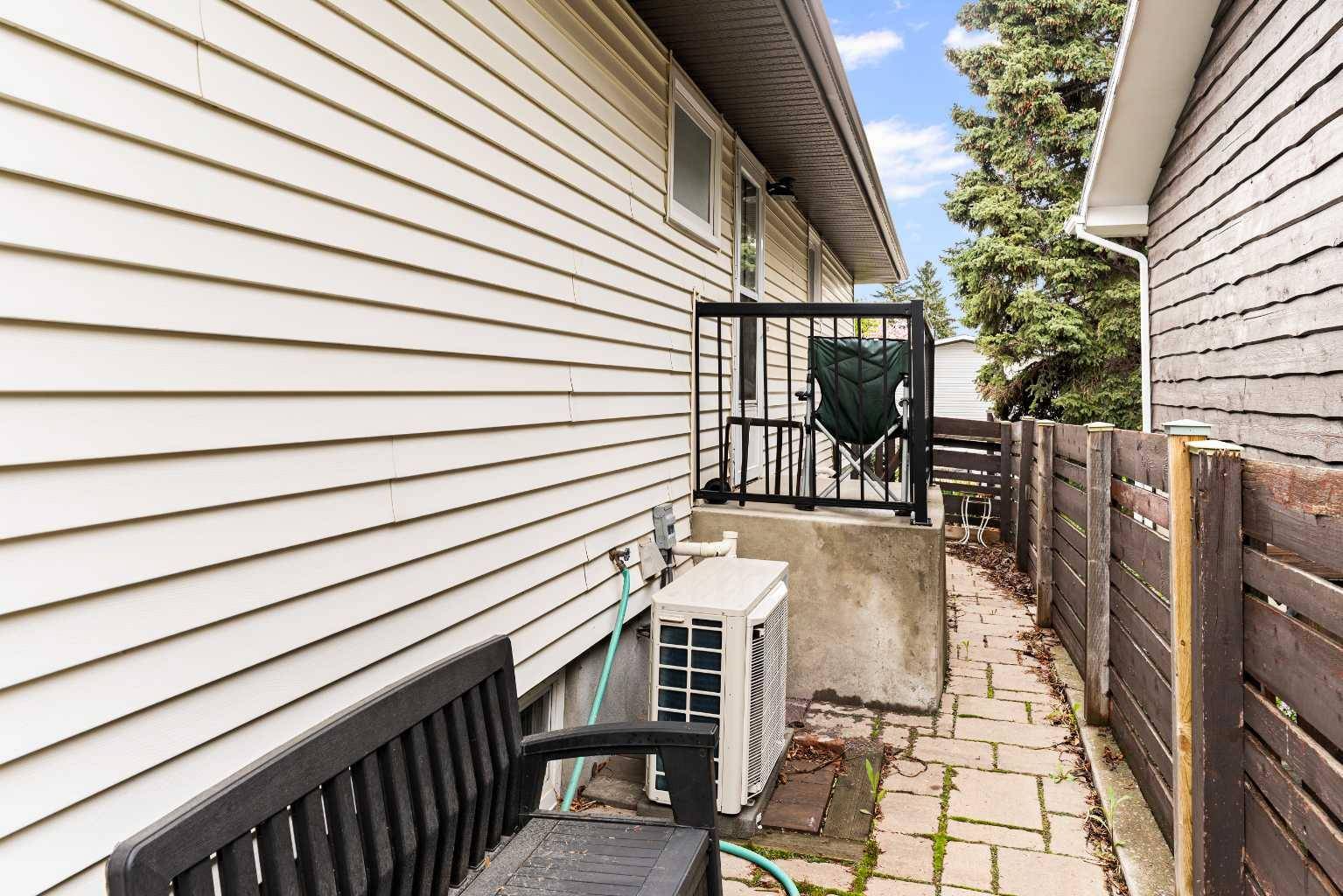 Calgary, AB T2W 0Y7,136 Bracebridge CRES SW