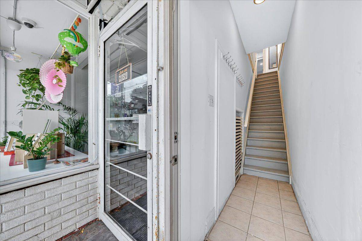 Toronto W01, ON M6R 1B2,1640 Queen ST W