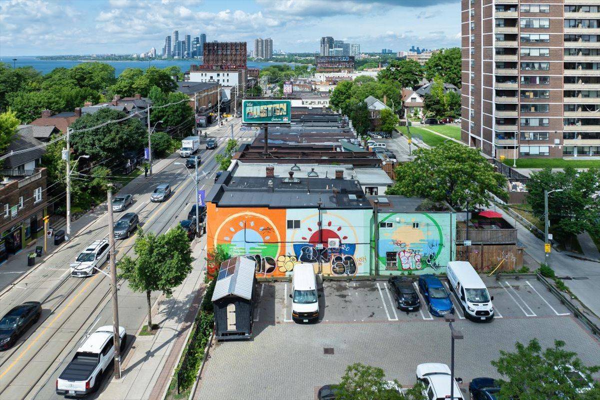 Toronto W01, ON M6R 1B2,1640 Queen ST W