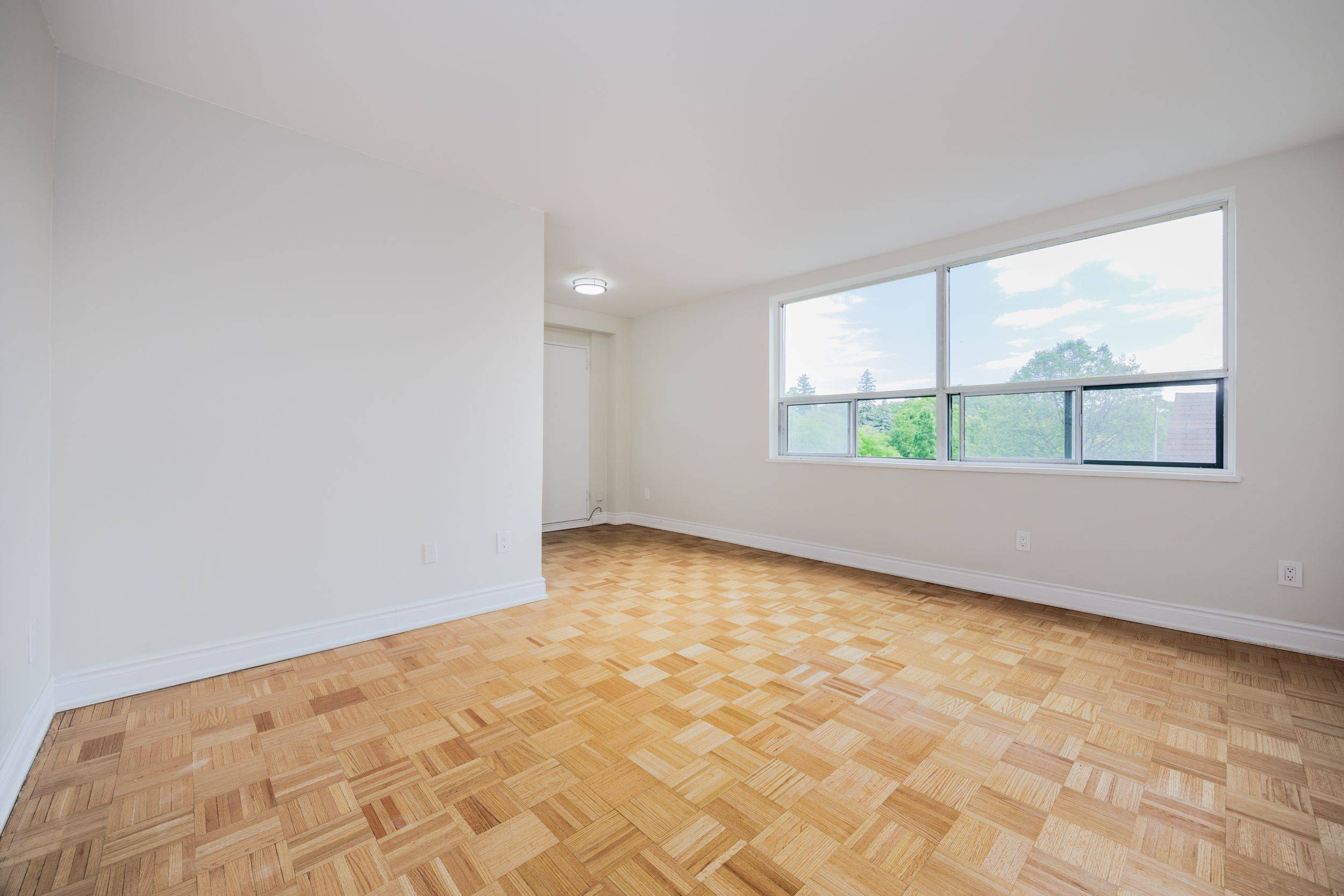 Toronto C02, ON M4V 1Z7,85 Lawton BLVD #210