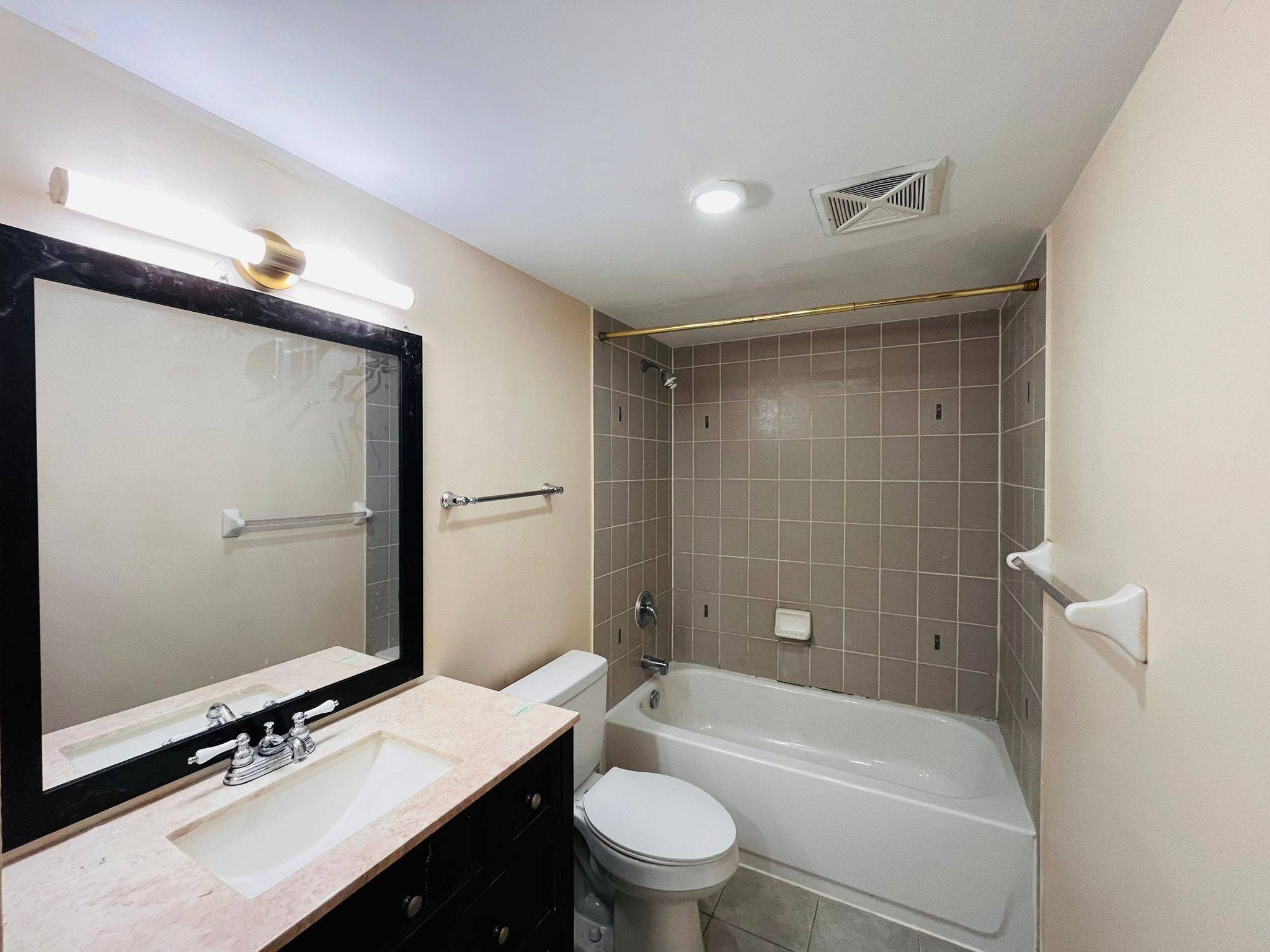 Mississauga, ON L5M 0E7,3985 Eglinton AVE W #20