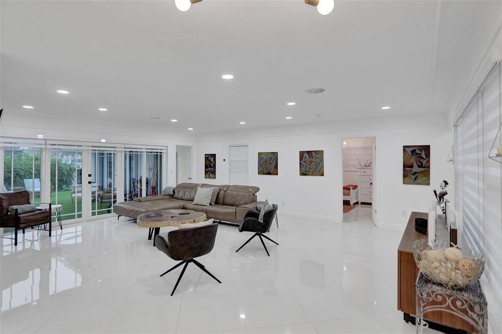 North Miami Beach, FL 33160,[StreetName,UnitNumber,StreetNumber,StreetDirPrefix]