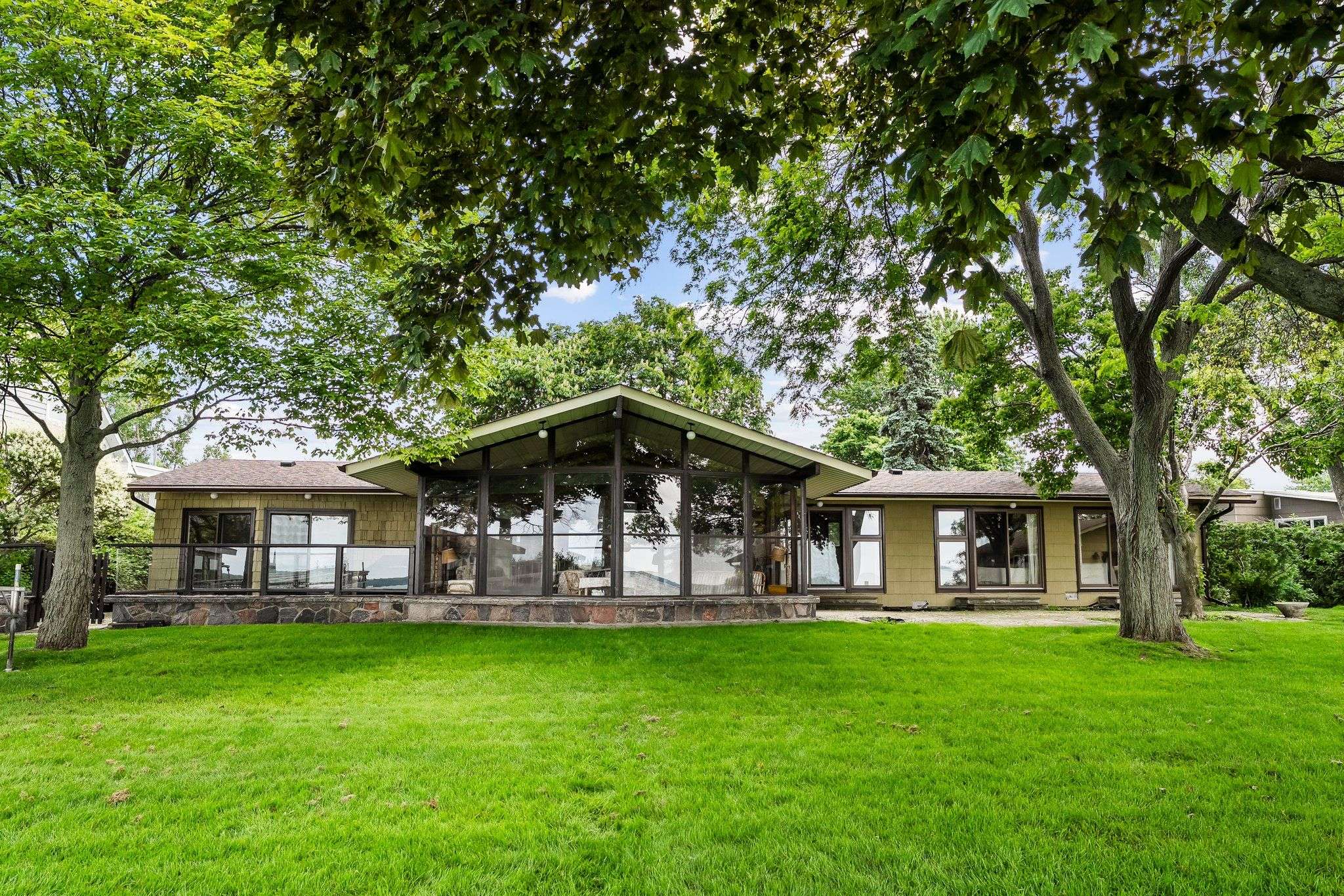 638 Duclos Point RD, Georgina, ON L0E 1N0