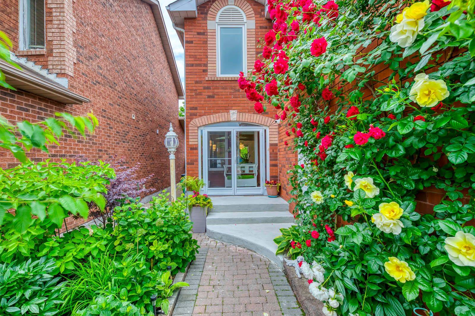 Mississauga, ON L5V 1P4,1069 Windsor Hill BLVD