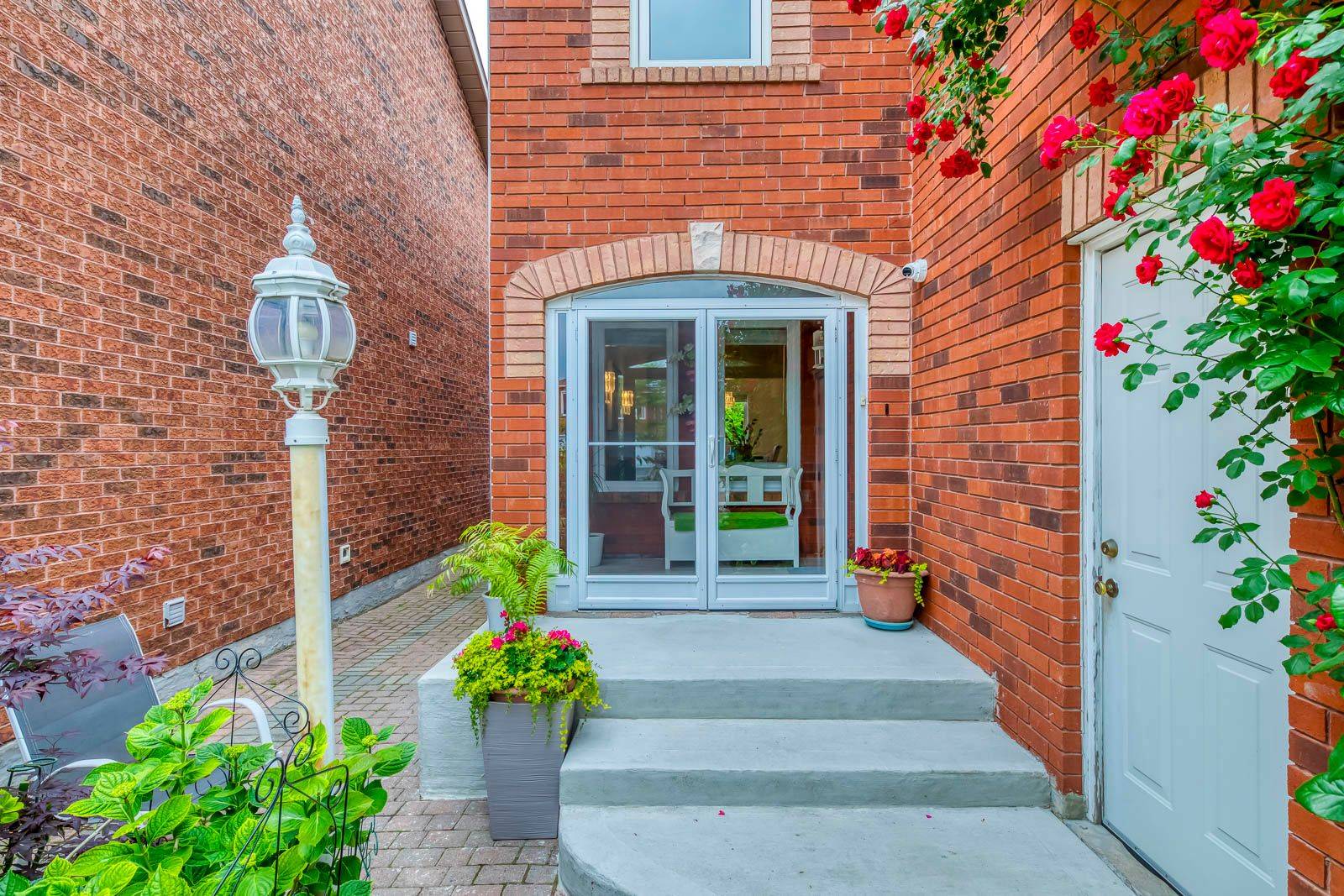 Mississauga, ON L5V 1P4,1069 Windsor Hill BLVD