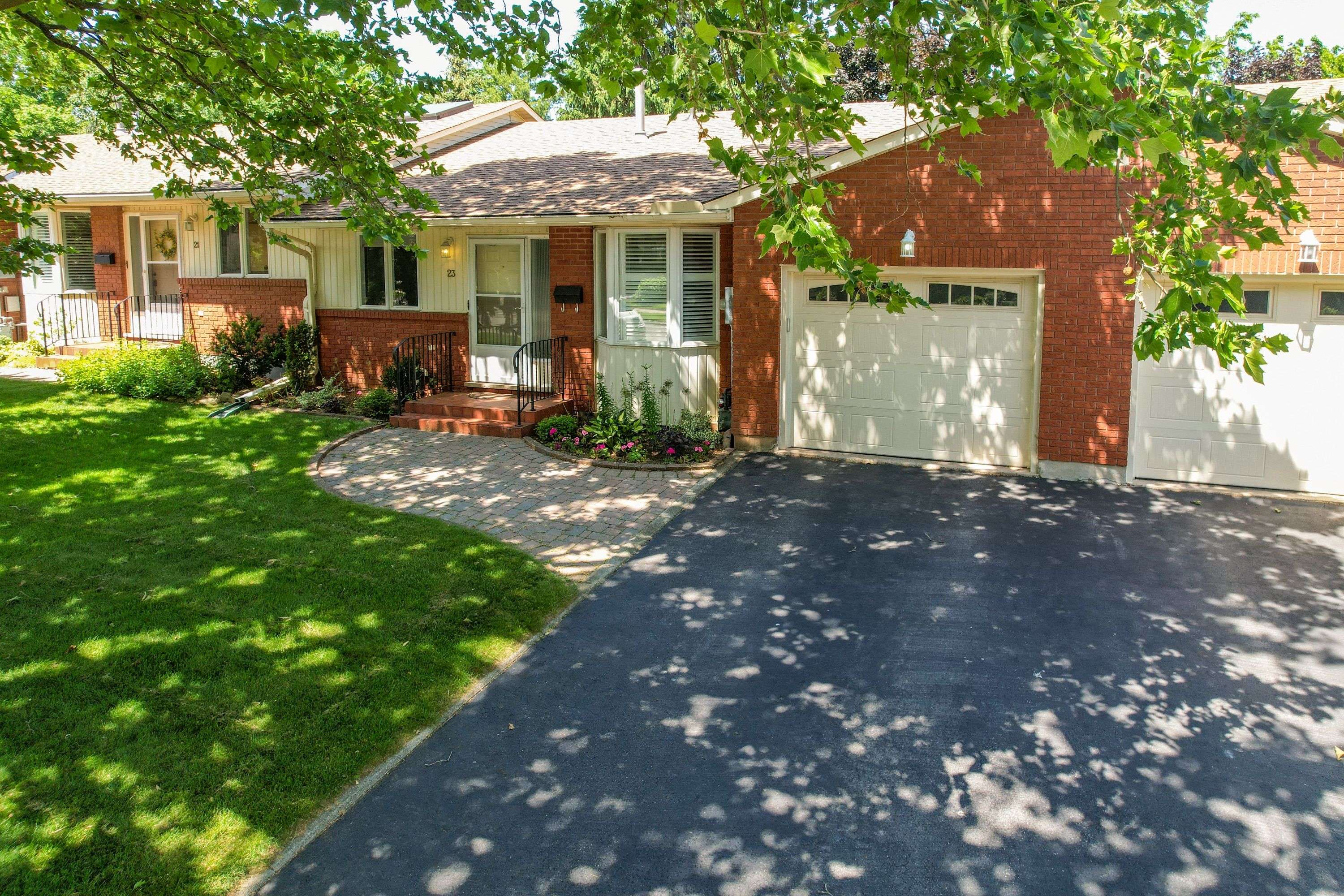 Grimsby, ON L3M 3C8,23 Robinson ST N