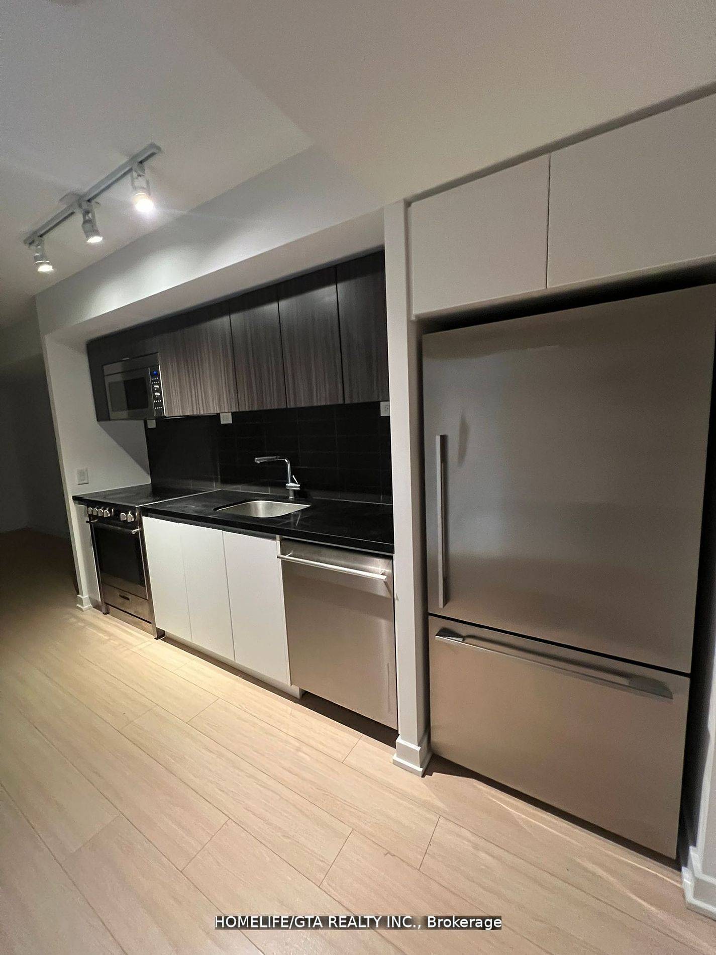 Toronto C01, ON M5V 0J9,85 Queens Wharf RD #2811
