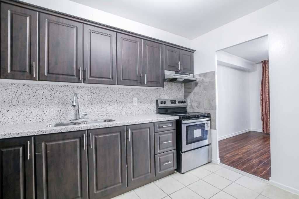 Toronto E03, ON M4C 5L6,5 Massey SQ #1512