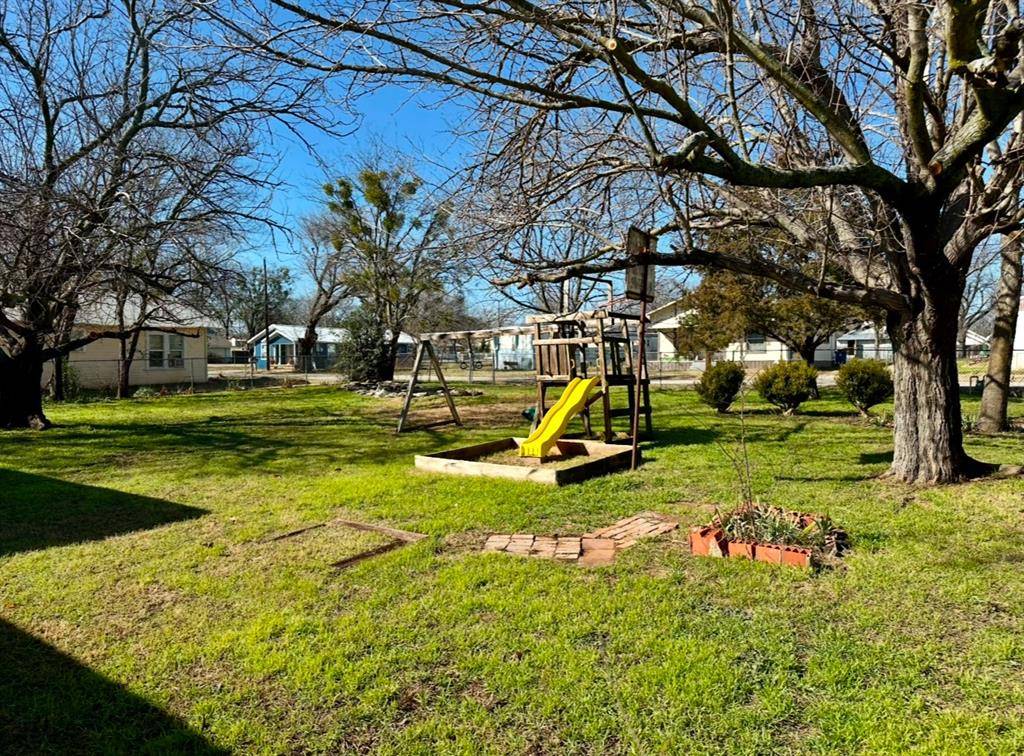 De Leon, TX 76444,224 W Lowe Avenue
