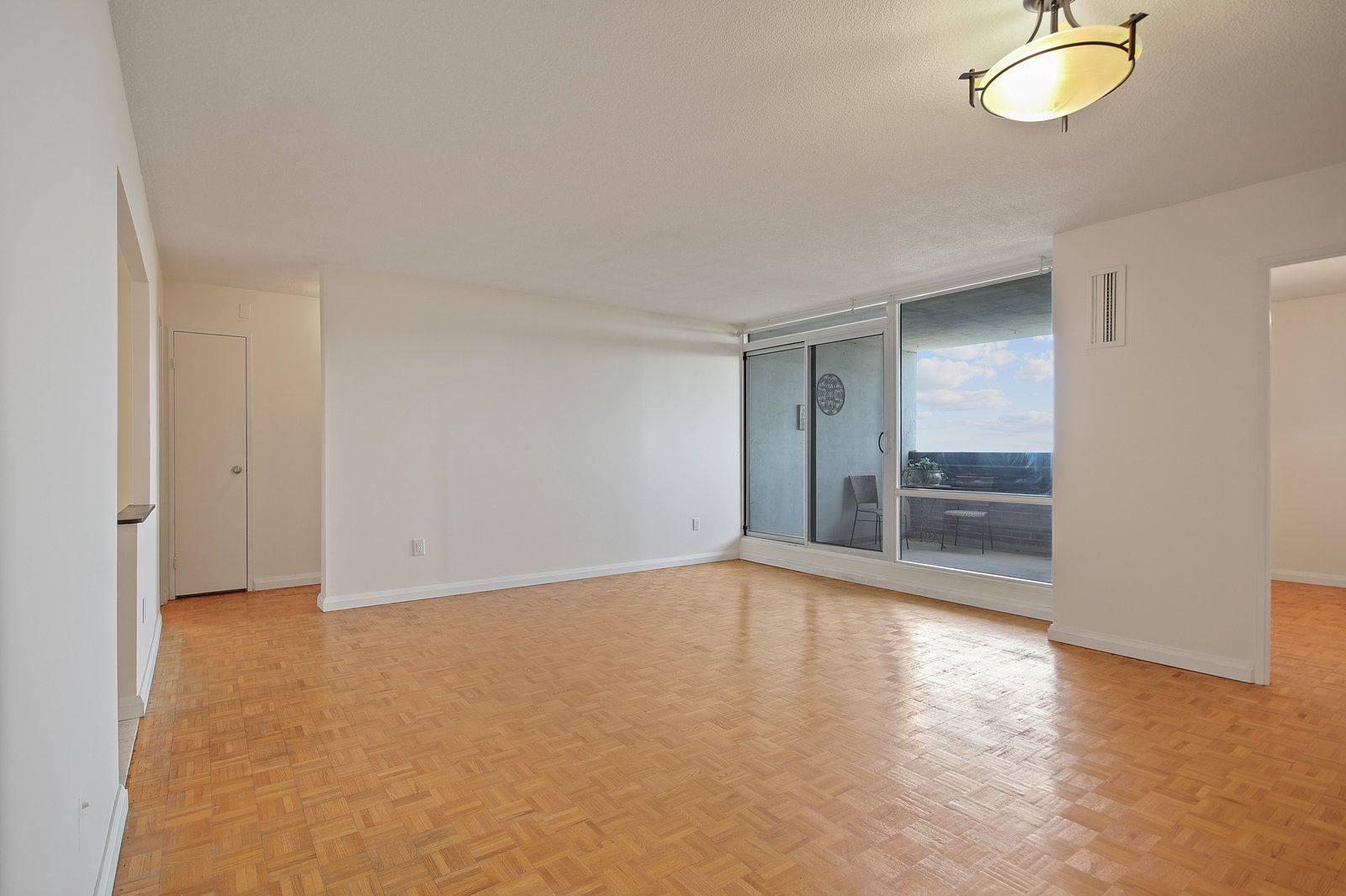 Mississauga, ON L5E 3E2,1535 Lakeshore RD E #1509