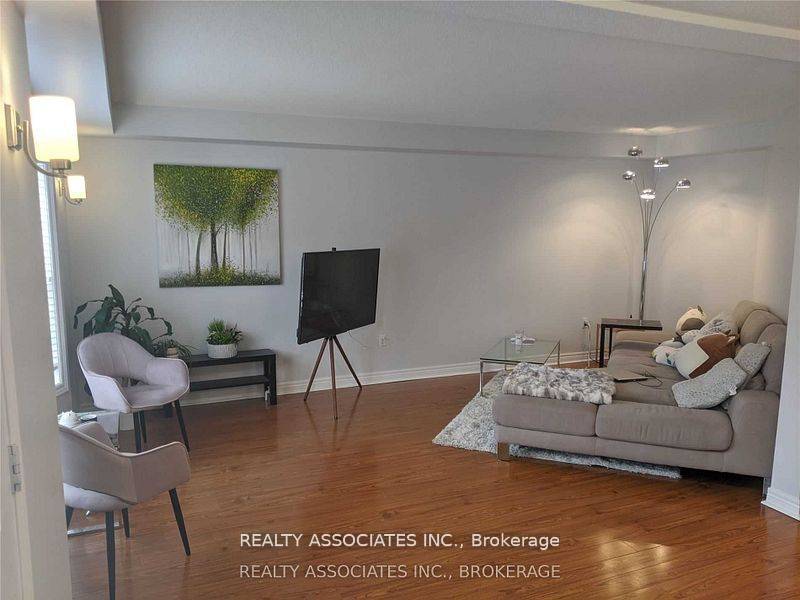 Mississauga, ON L5B 4L5,199 Hillcrest AVE #38