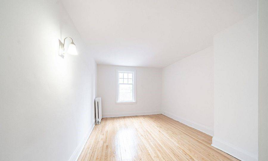 Toronto E02, ON M4L 2S4,8 Kingston RD #56