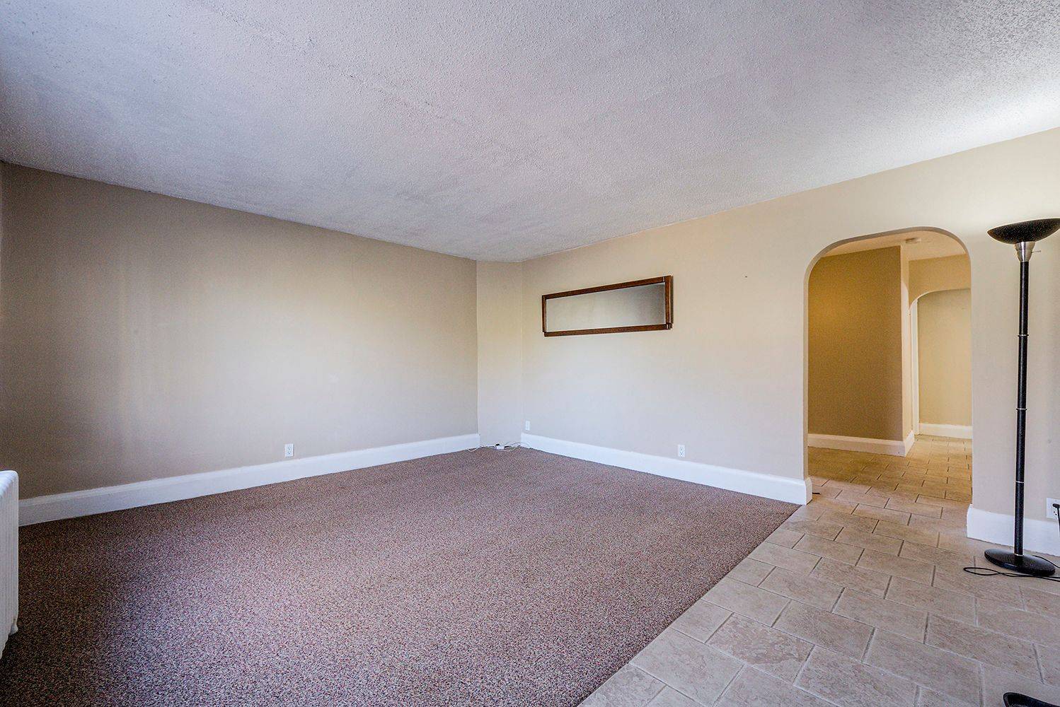 Oshawa, ON L1H 1E3,393 King ST E #1