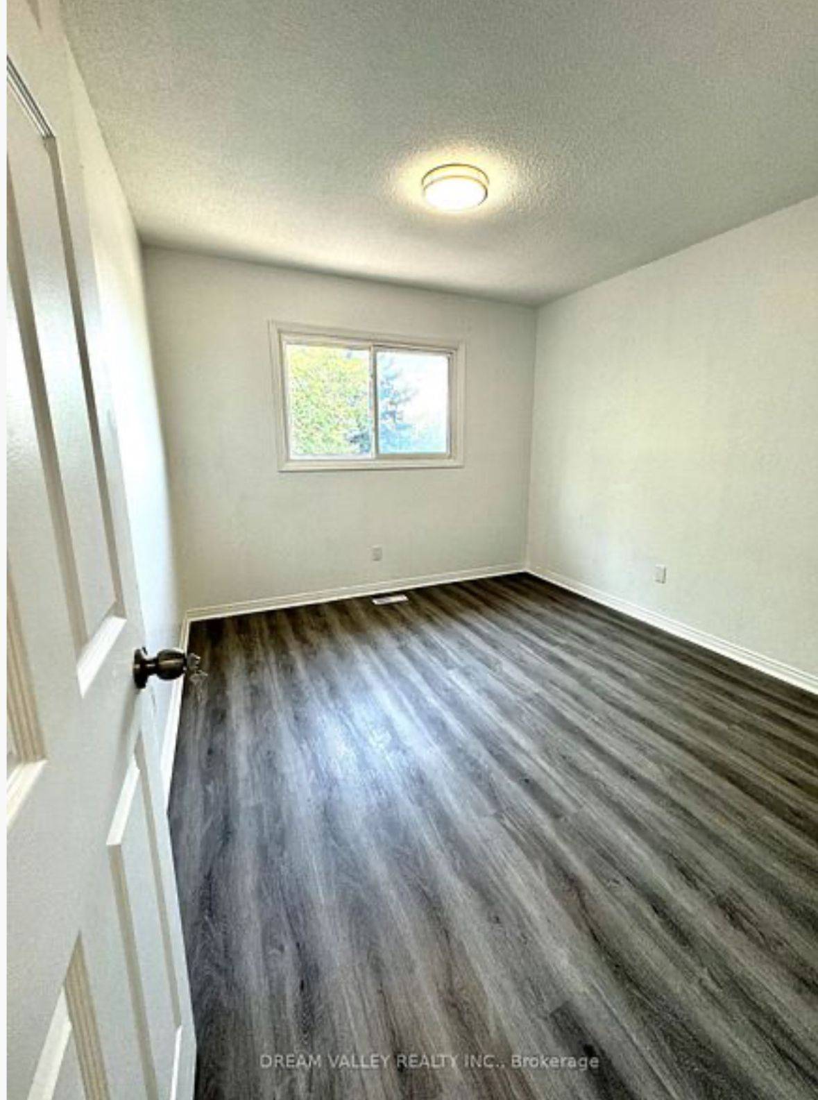 Toronto E06, ON M1N 3V6,122 Natal AVE