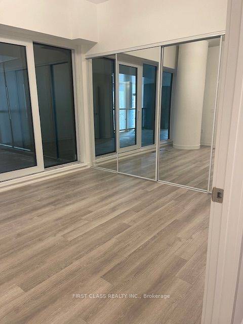 Toronto C01, ON M5T 3B9,238 Simcoe ST W #607