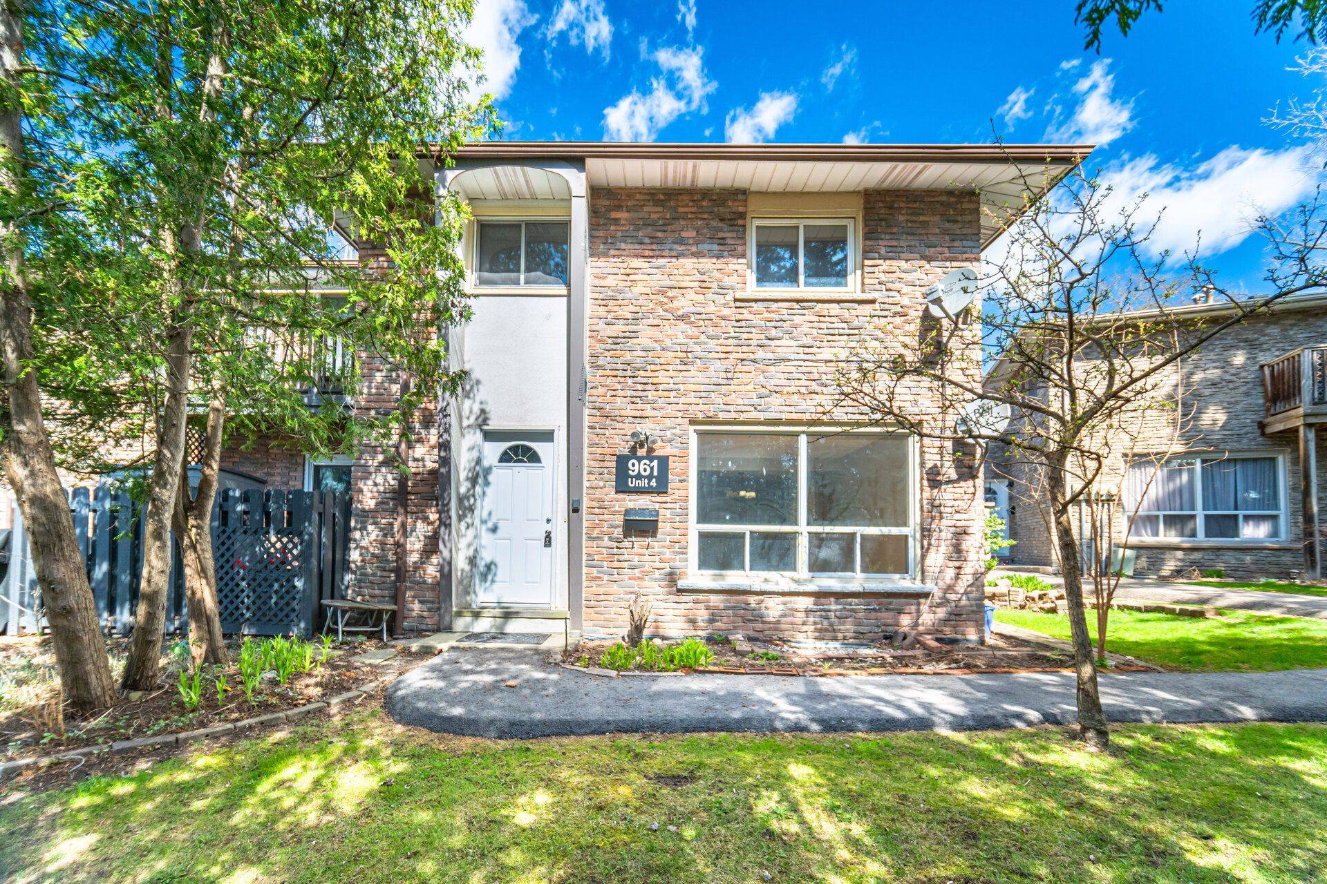961 Francis RD #4, Burlington, ON L7T 3Z1