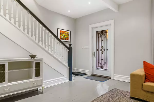 Toronto C02, ON M4V 1G7,18 Woodlawn AVE W