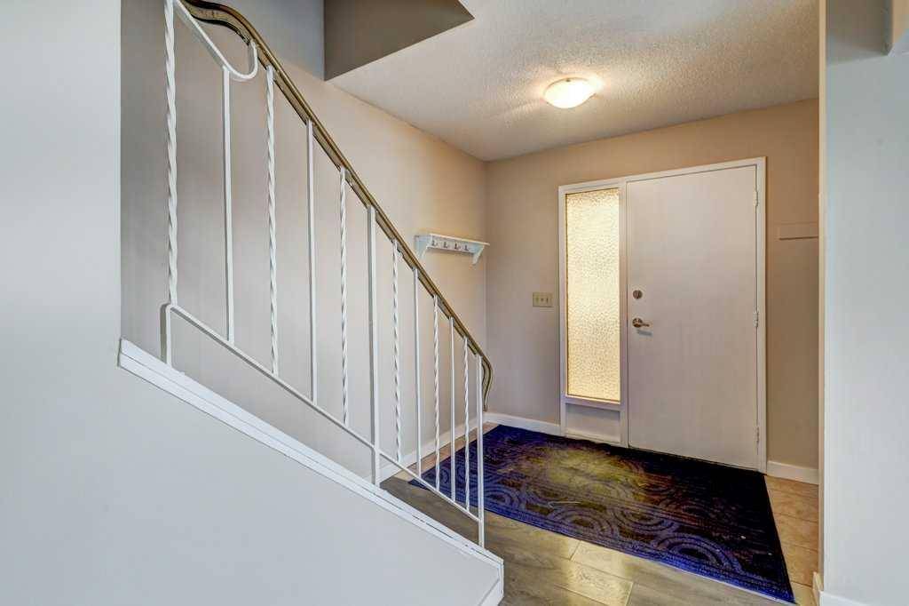 Calgary, AB T2K 2M7,519 64 ST NE #1