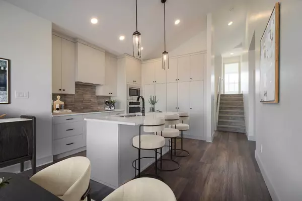 Lethbridge, AB T1J 5V1,710 Violet PL W