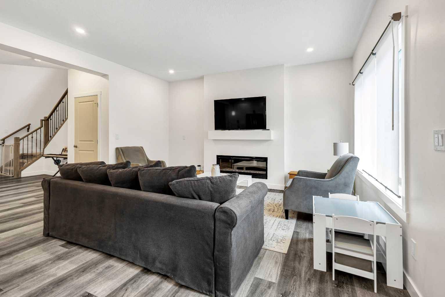 Calgary, AB T2Y 0S5,890 Bluerock WAY Southwest