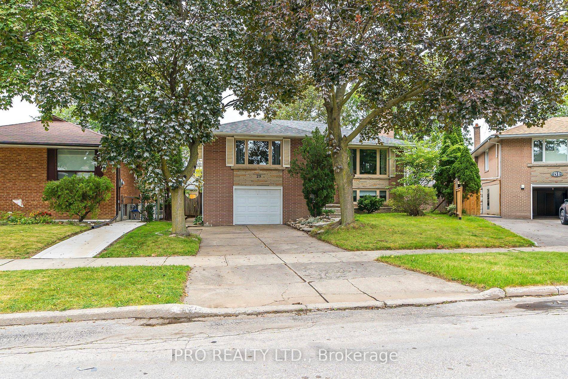 29 Breadner DR,  Toronto W09,  ON M9R 3M3