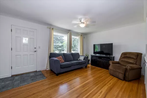 Collingwood, ON L9Y 2Z2,591 Oak ST