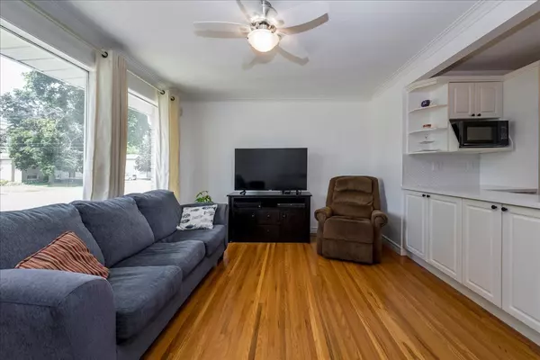 Collingwood, ON L9Y 2Z2,591 Oak ST