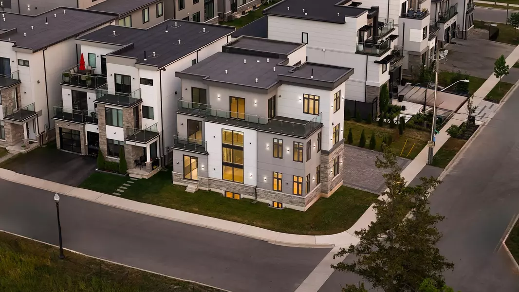 4 Sunrow Gate, Hamilton, ON L8E 5C1