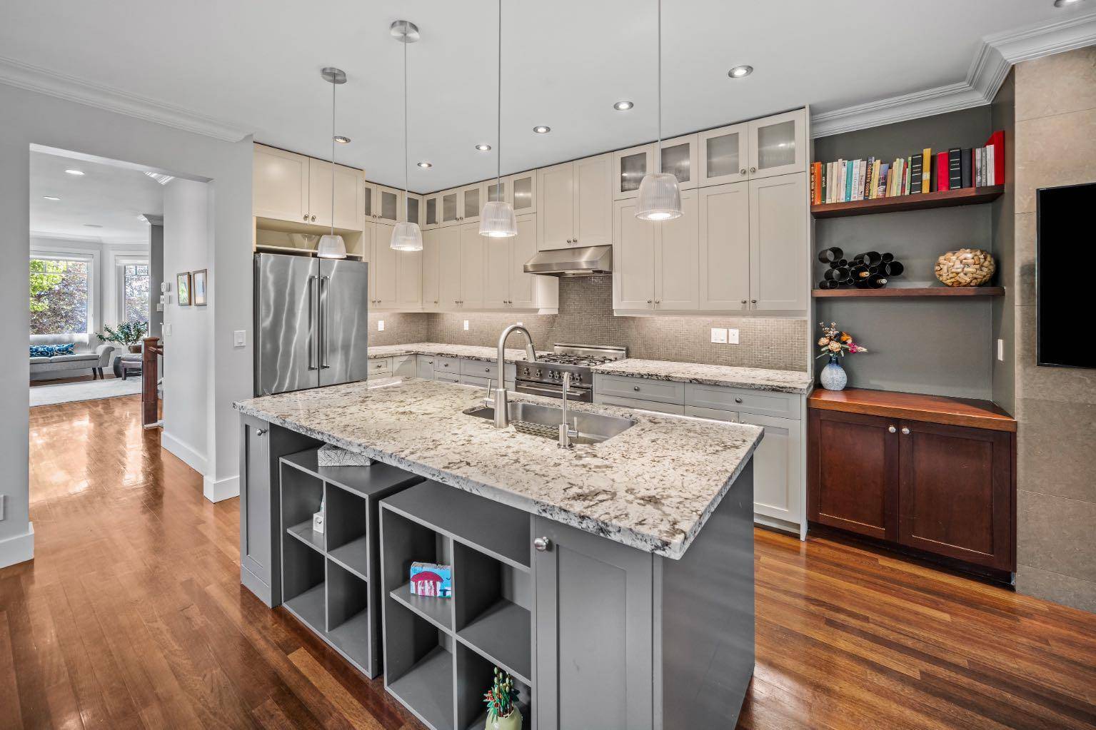 Calgary, AB T2T 2K4,2024 38 AVE SW