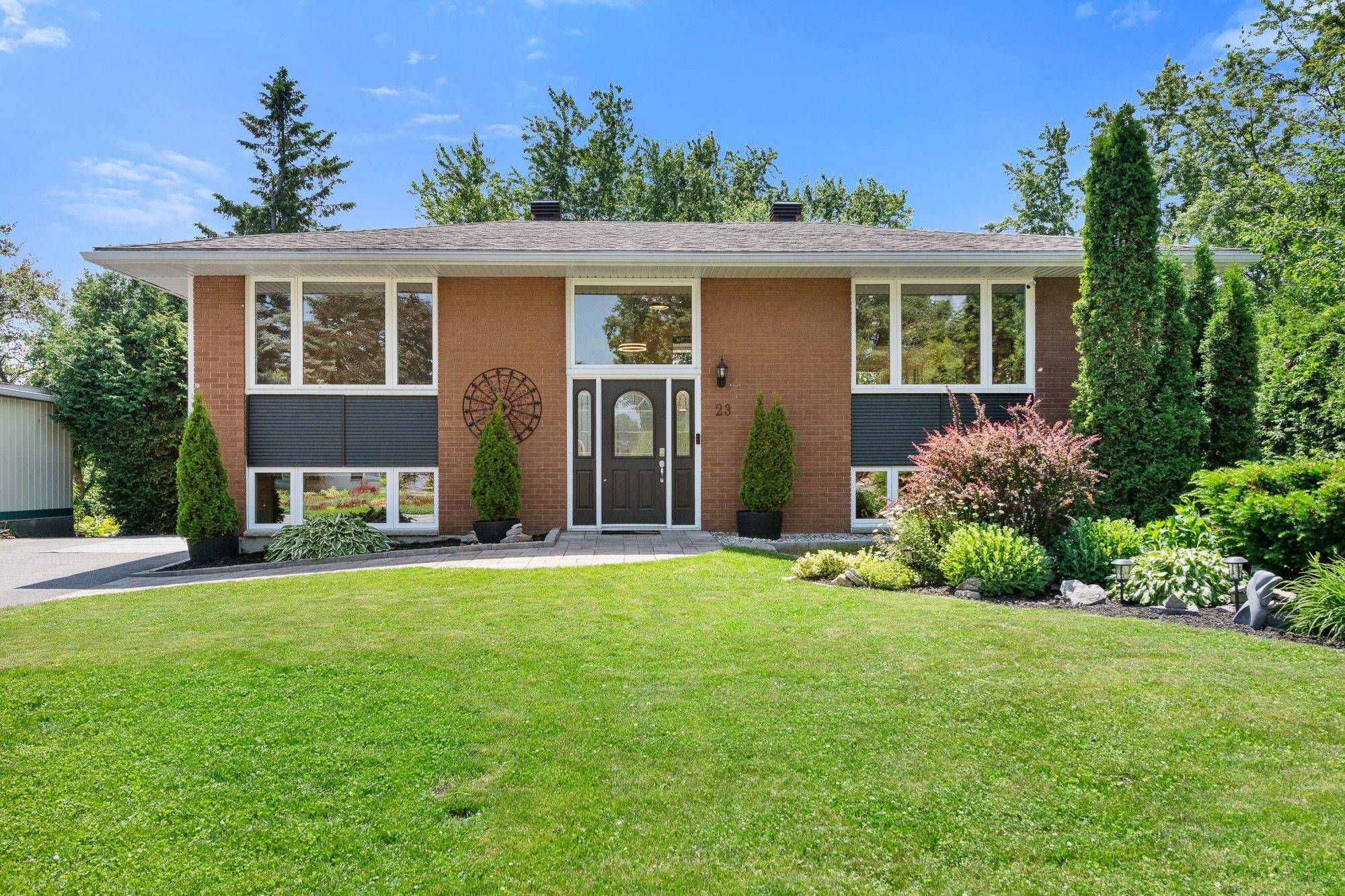 23 Dayton CRES, South Of Baseline To Knoxdale, ON K2H 7N8
