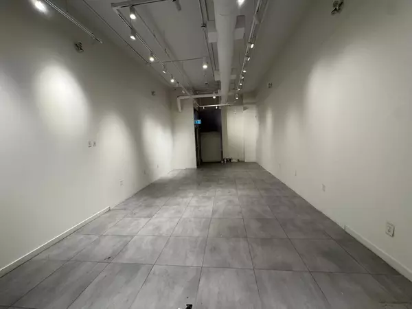 Toronto C01, ON M6J 1J5,1180 Queen ST W
