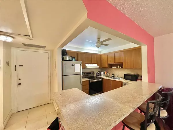 Pompano Beach, FL 33060,257 S Cypress Rd #415
