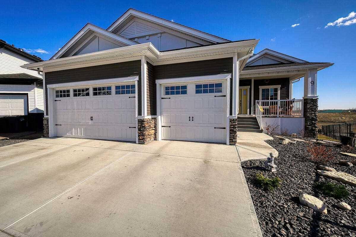 9 Bishop CIR, Carstairs, AB T0M 0N0