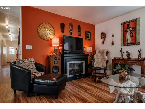 Mc Minnville, OR 97128,218 NE WHISPERING CLIFF CT