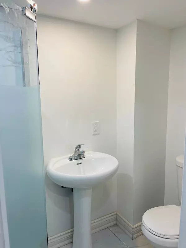 Vaughan, ON L4L 0H1,10 Porter AVE W #9