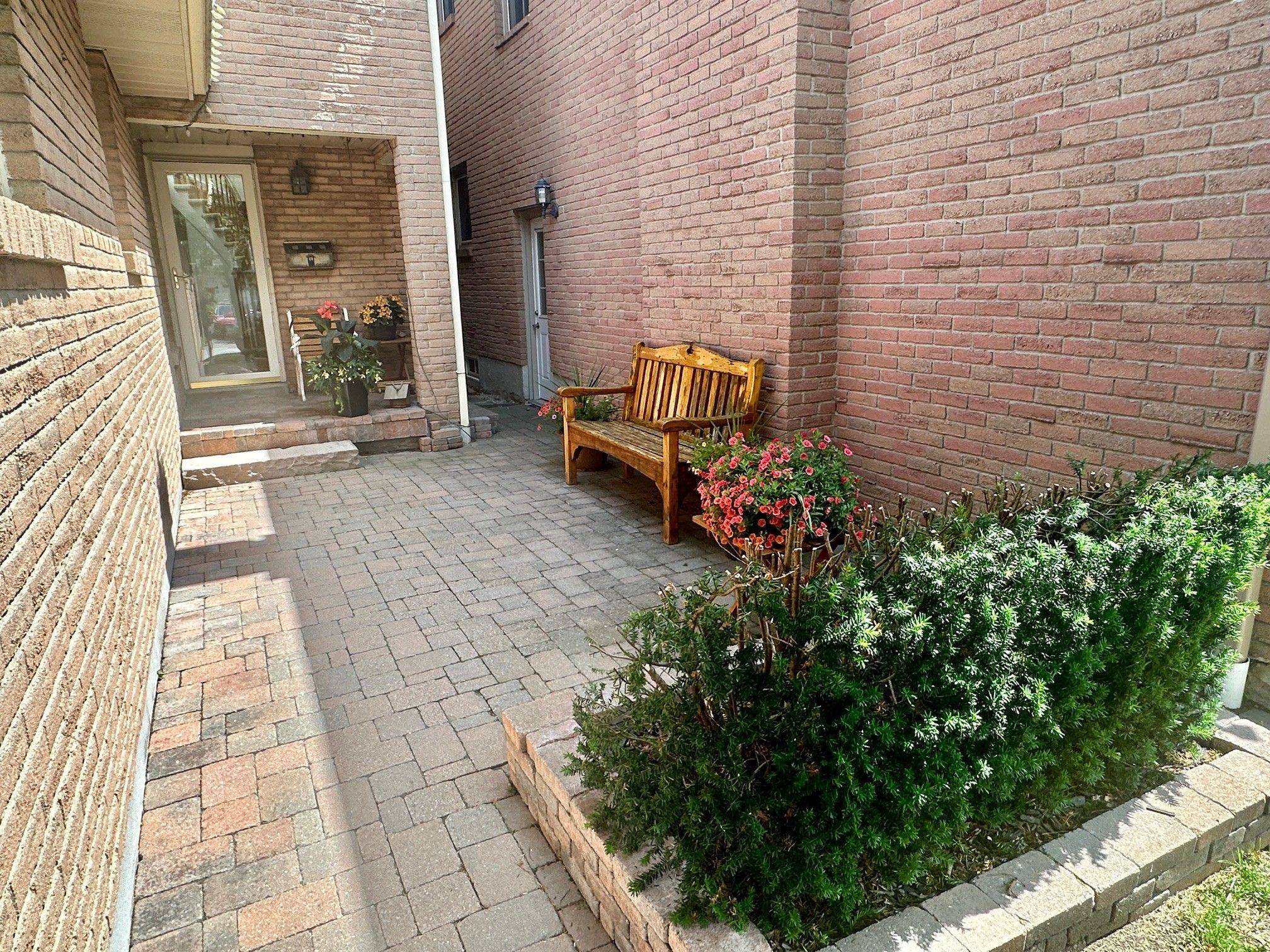 Mississauga, ON L5L 3H8,4425 Sawmill Valley DR